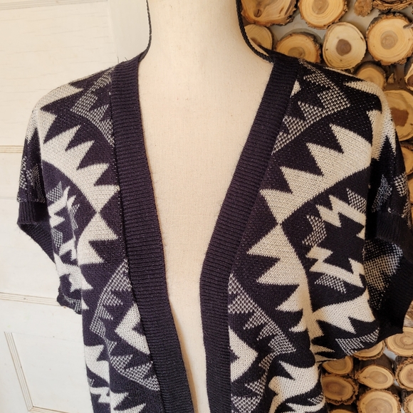Kirra Aztec Print Black and Cream Knit Short Sleeve Cardigan Size Small - Picture 8 of 8